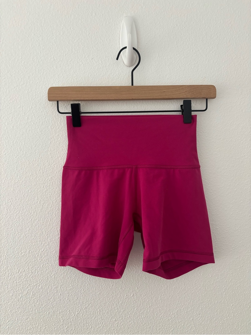Aritzia golden biker shorts in pink